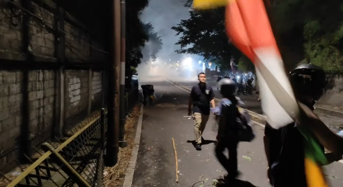 Melaporkan Aksi Tawuran Pendemo